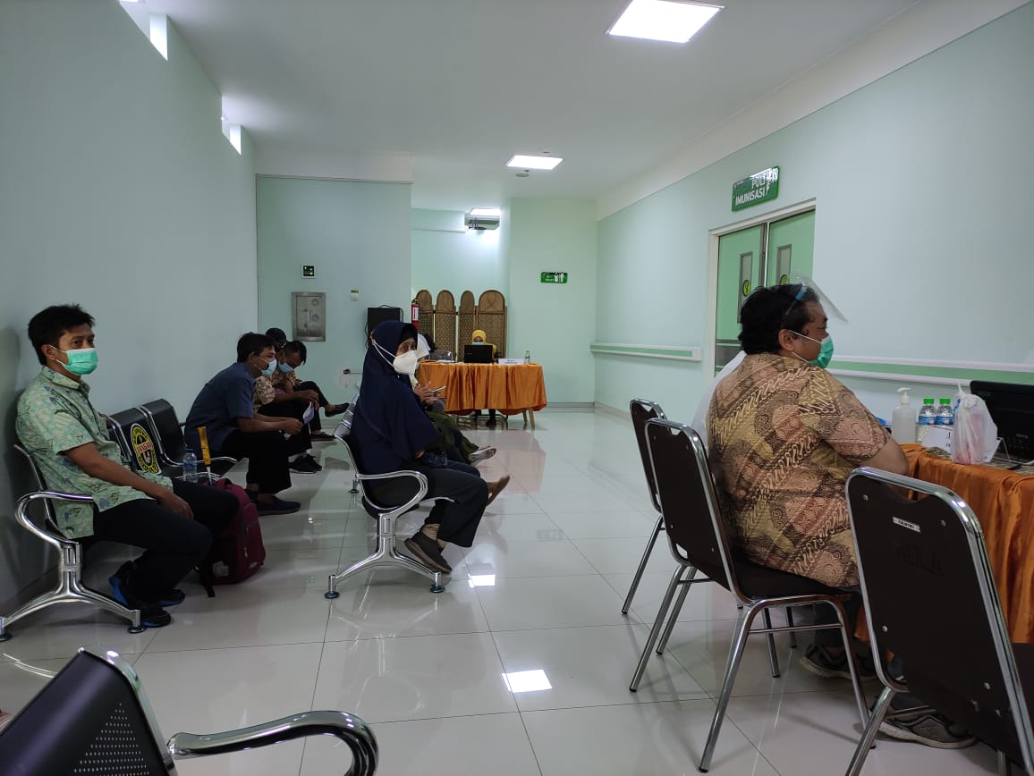 Dosen PJKR Jalani Vaksinasi COVID-19 di RSI Unisma